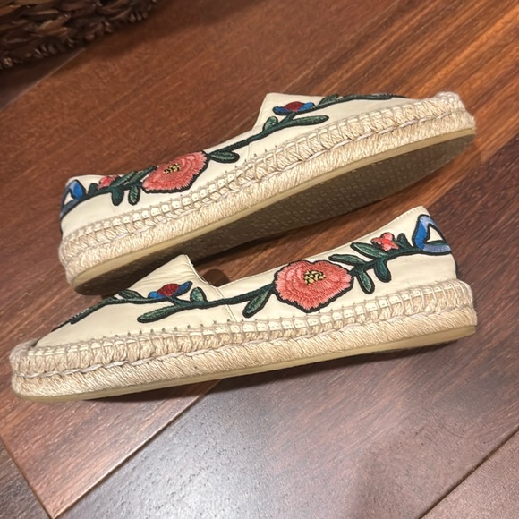 Gucci🎉host pick🎉🎈 Pilar leather espadrille with embroidered flowers - Picture 5 of 14